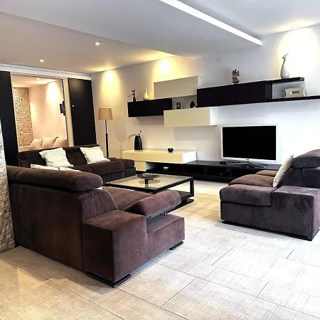 Triplex With Garden And Parking