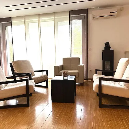 Апартаменты Triplex With Garden And Parking